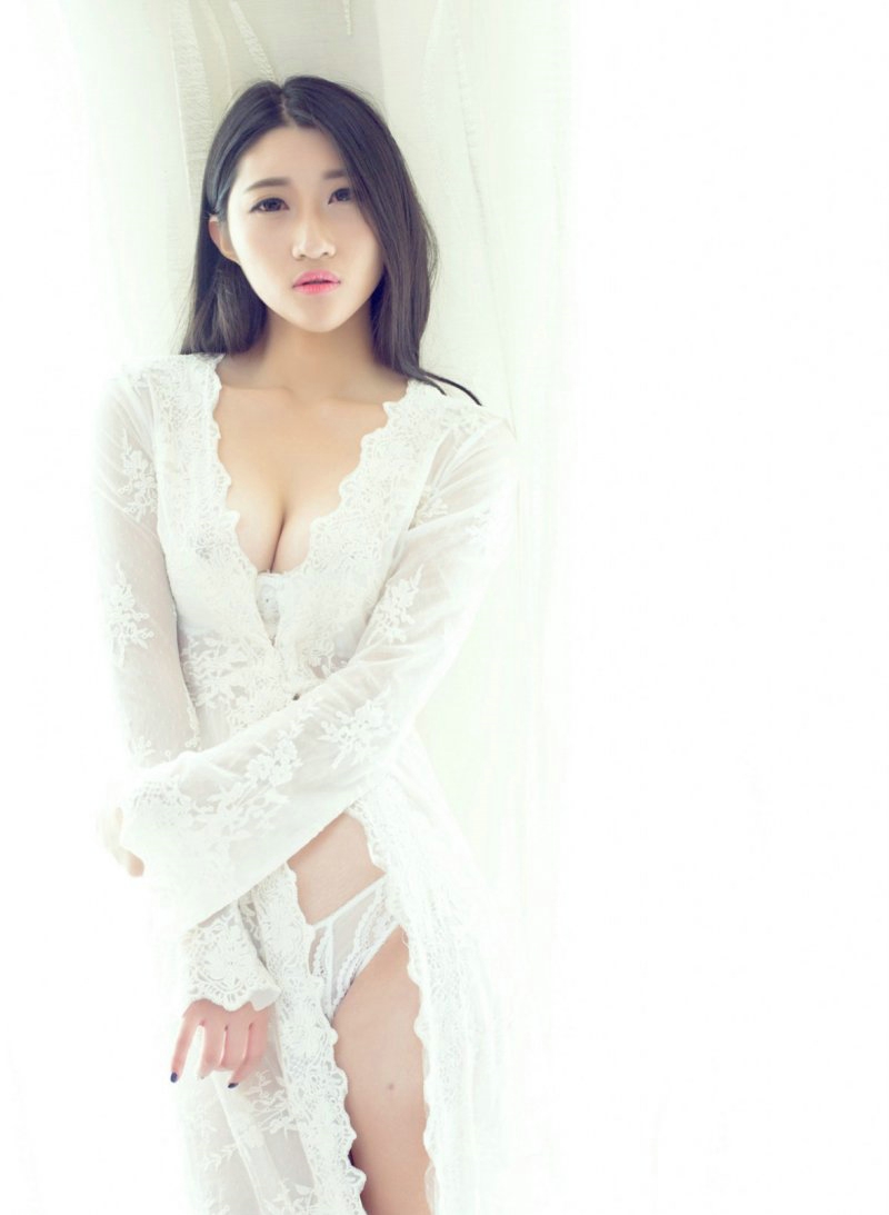 丰满美女苏韵锦蕾丝爆乳浑圆呼之欲出