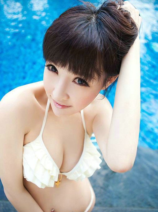 白净靓丽巨乳少女比基尼湿身泳池清凉写真