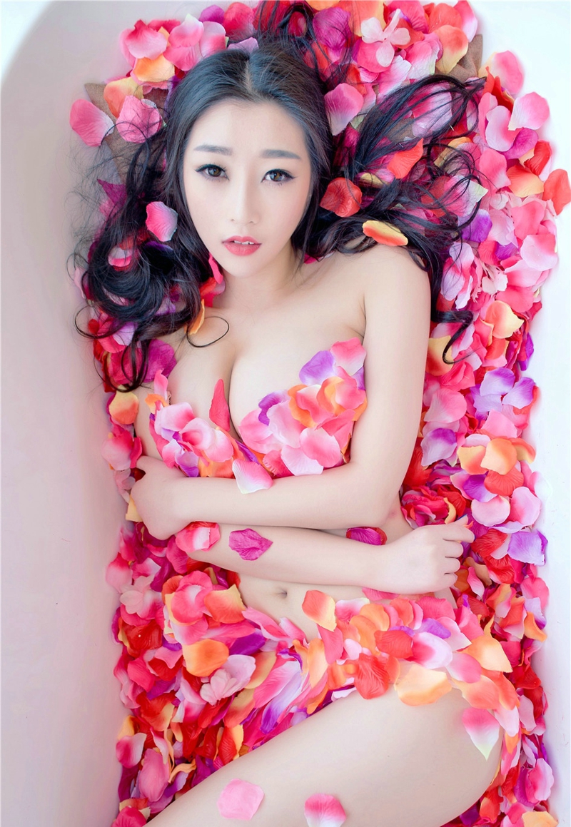 花瓣浴的性感散发女神巨乳风韵白皙动人