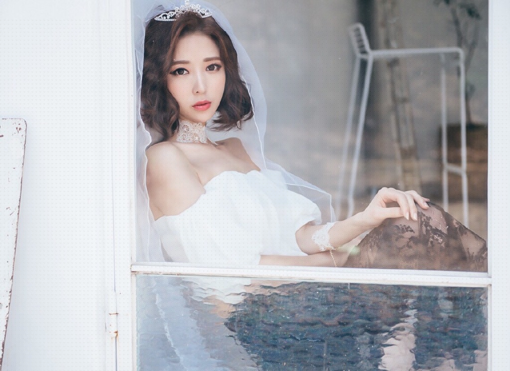 短发美女抹胸蕾丝裙性感露肩迷人写真