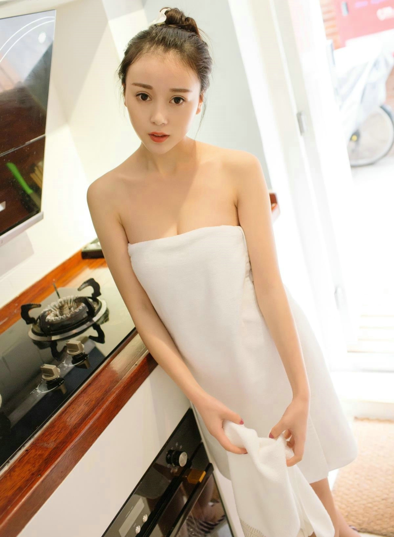 性感美女赵小米白色睡袍包裹完美身材梦幻写真