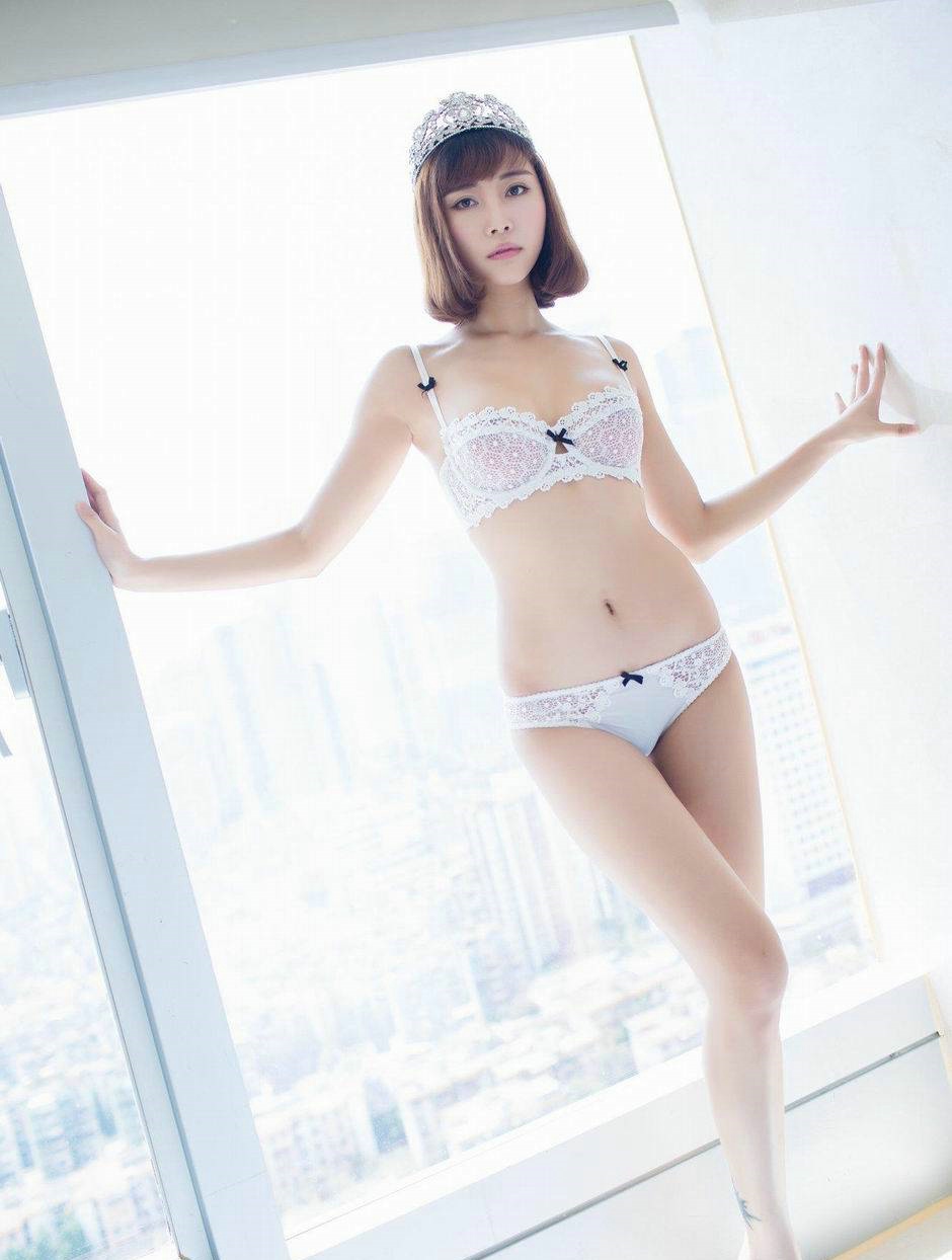性感模特樂樂Mango私房内衣皇冠气质写真