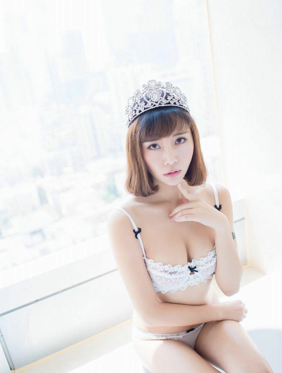 性感模特樂樂Mango私房内衣皇冠气质写真