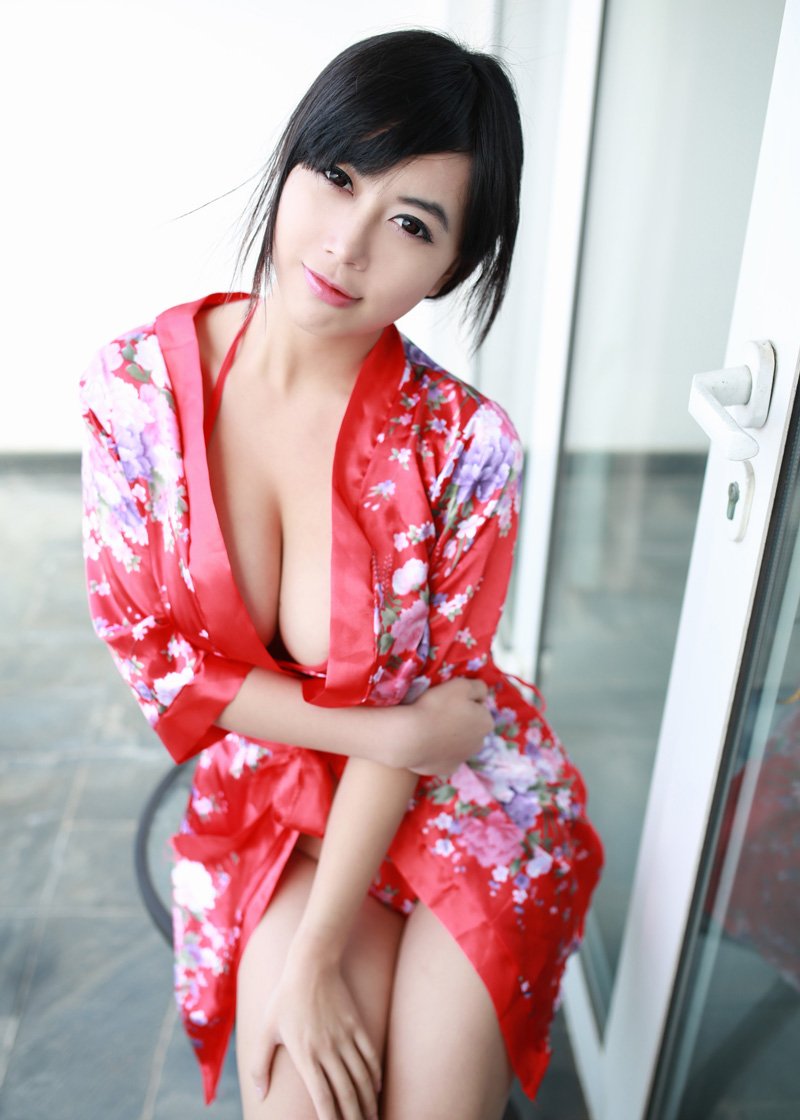 性感美女傲人身材风情私房巨乳诱惑写真