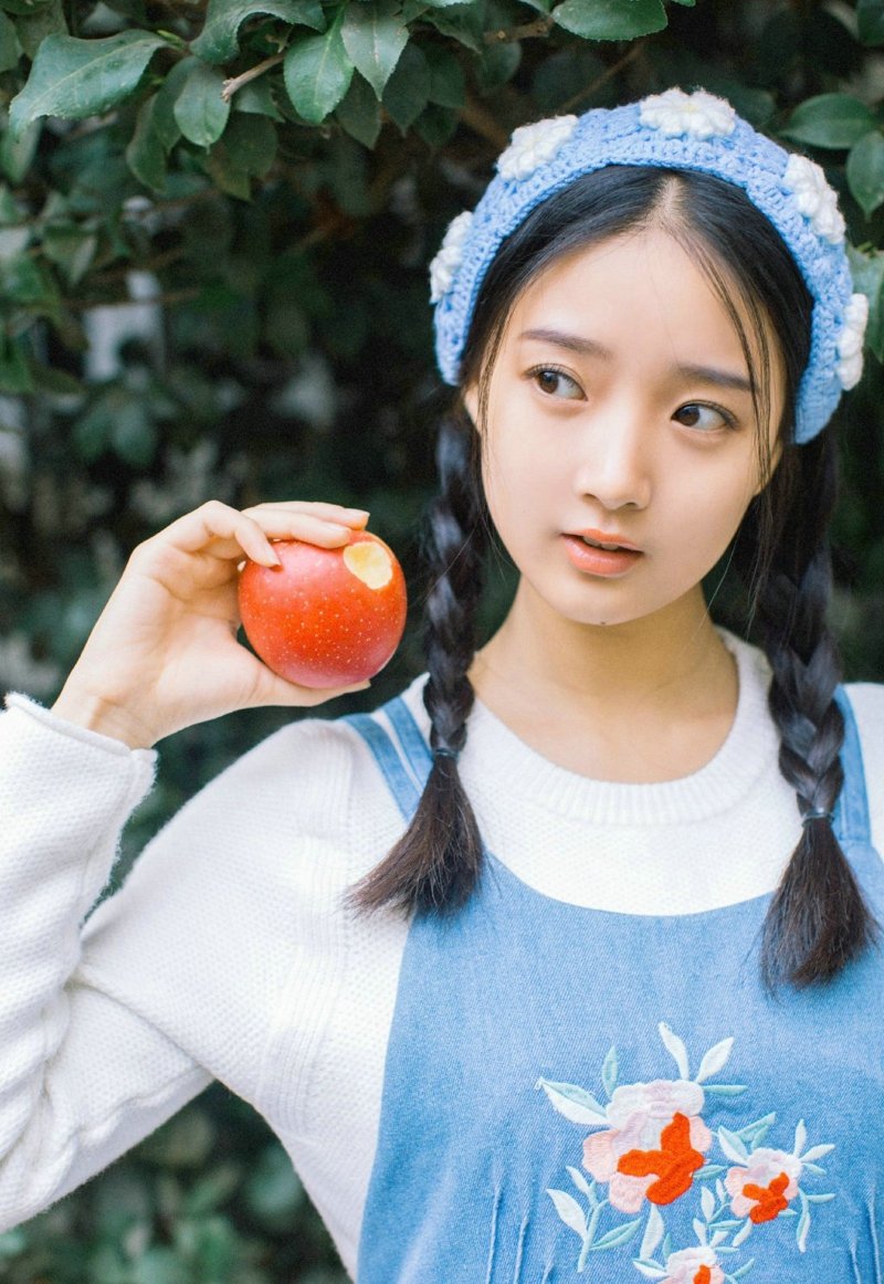 民族风麻花辫可爱少女园林里清纯唯美写真