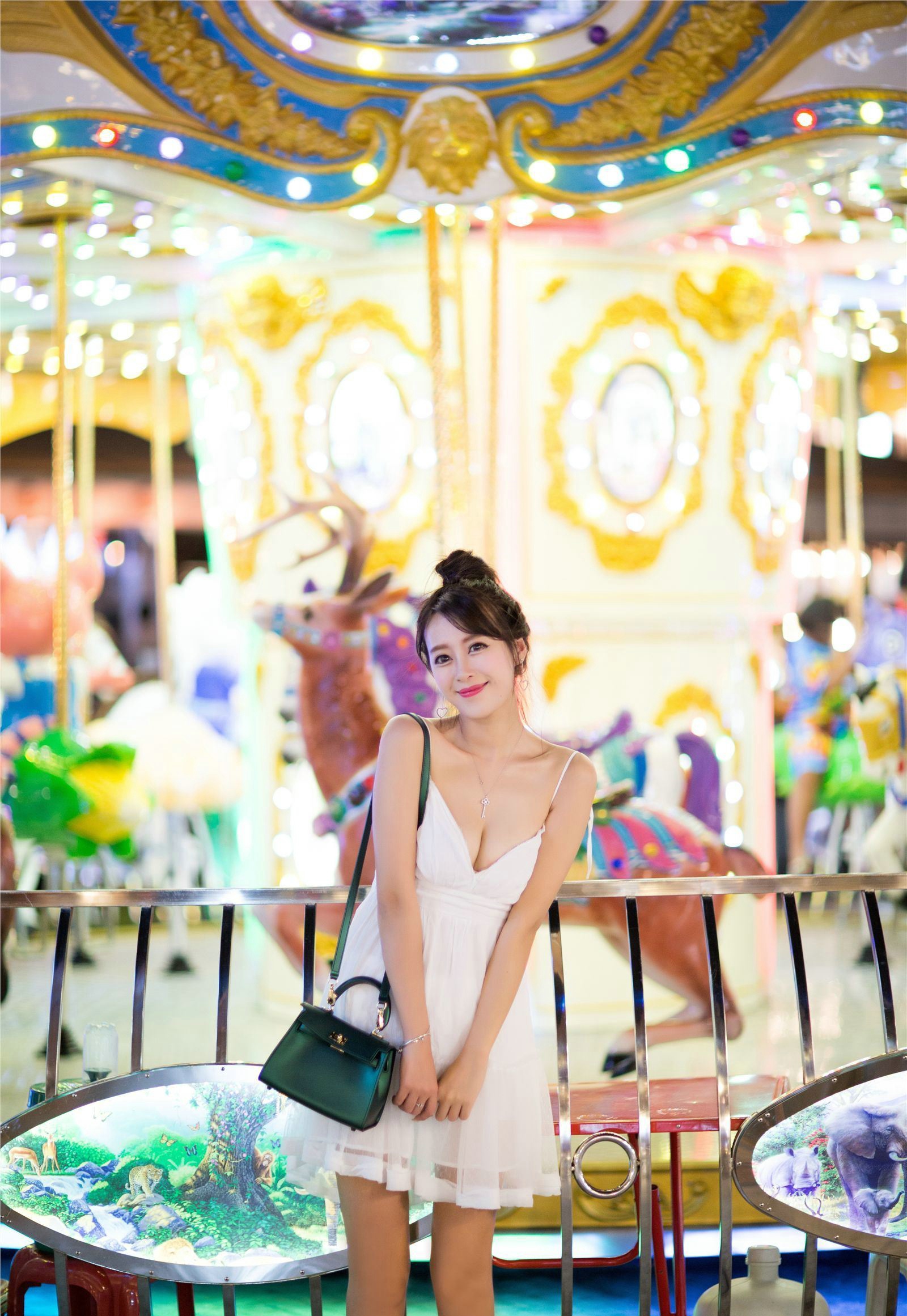 气质女神王曼妮美胸粉嫩迷人写真
