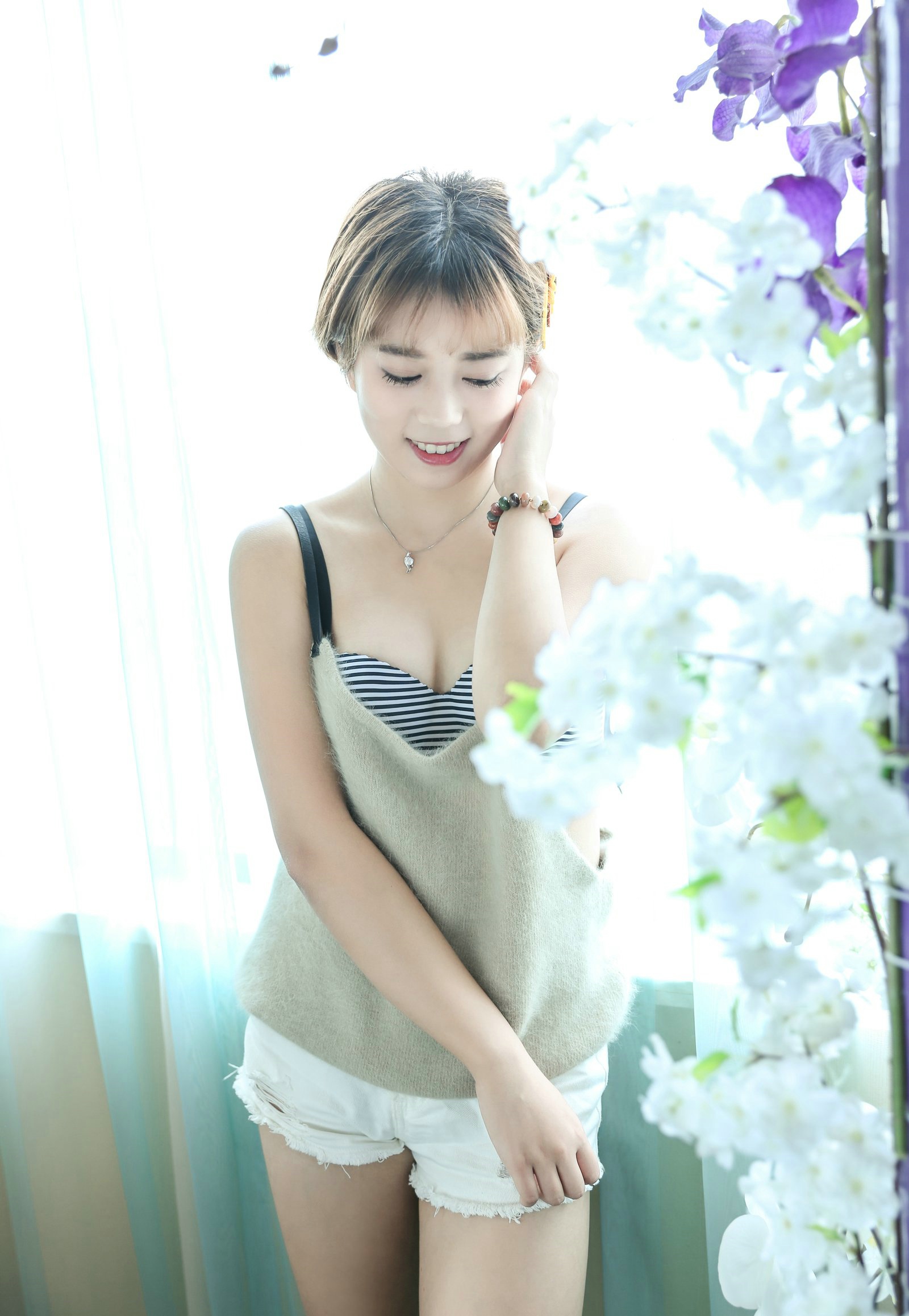 短发美女柠檬vivi私房写真酥胸诱人