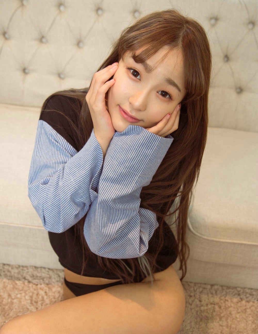 气质美女莫雅淇居家翘臀性感私房写真