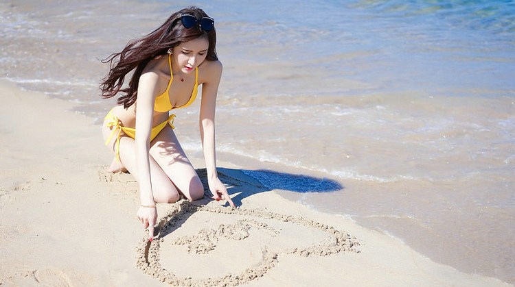 海滩骨感女神性感比基尼高清丰满养眼写真