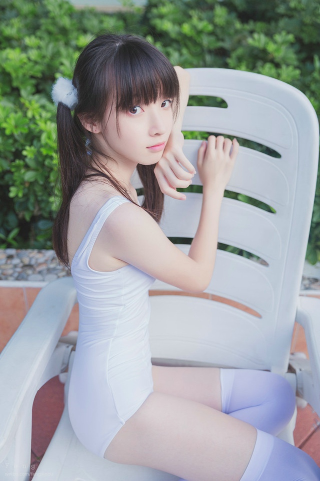 夏天泳池死库水美女香艳无比