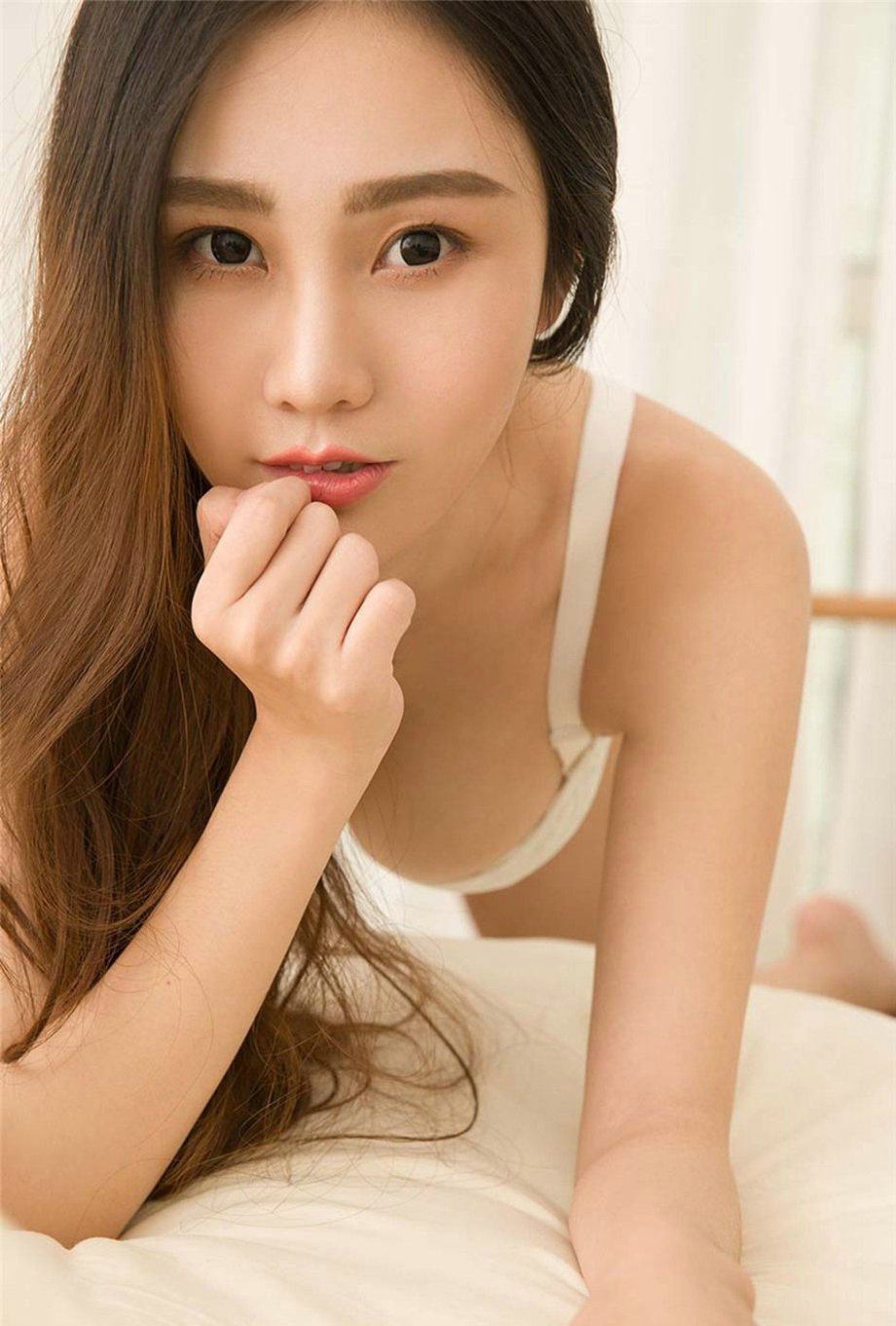 长发大胸美女小超人Juno性感内衣迷人微笑写真