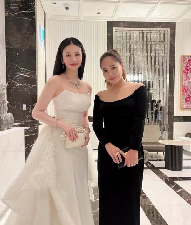 邱淑贞女儿沈月参加晚宴 穿抹胸白裙秀身材