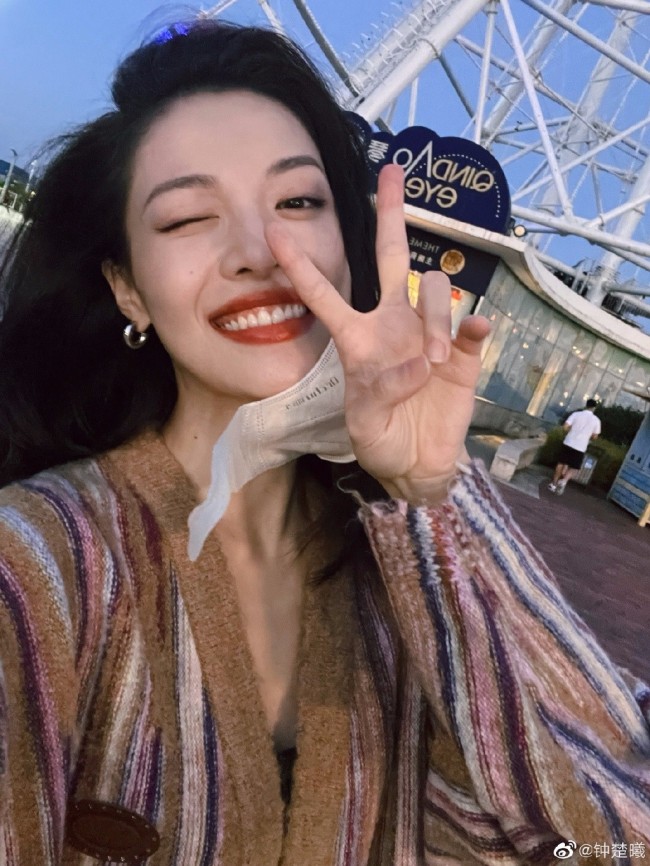 钟楚曦晒秋游照歪头灿笑 一双美腿吸睛