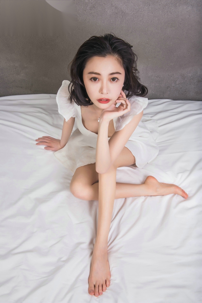 嫩模小爱白色低胸连身裙秀美乳居家人妻诱惑写真