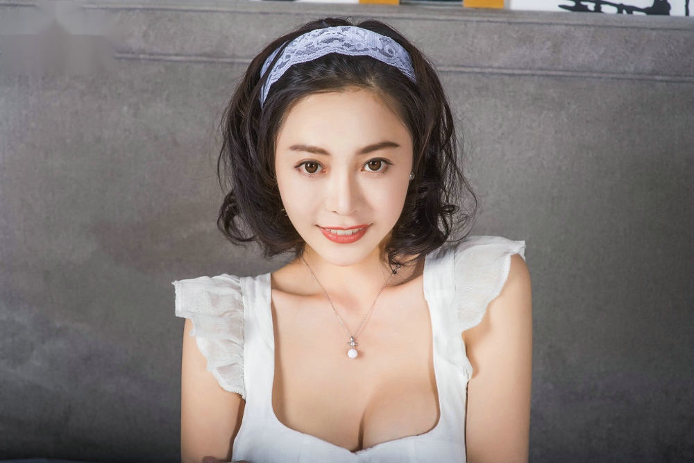嫩模小爱白色低胸连身裙秀美乳居家人妻诱惑写真