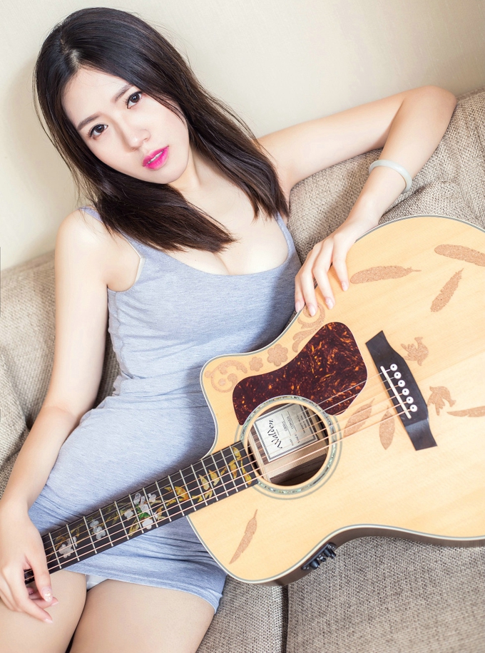 模特筱溪性感背心大胸巨乳翘臀美腿诱惑写真