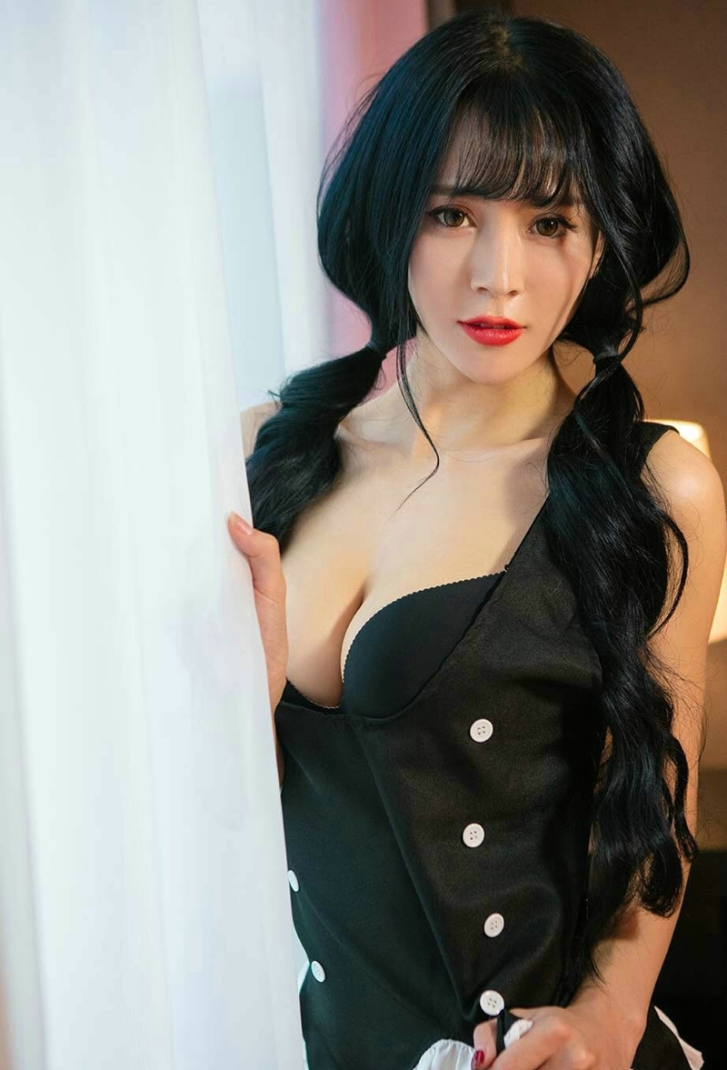 私房红唇诱惑女神睡衣气质写真