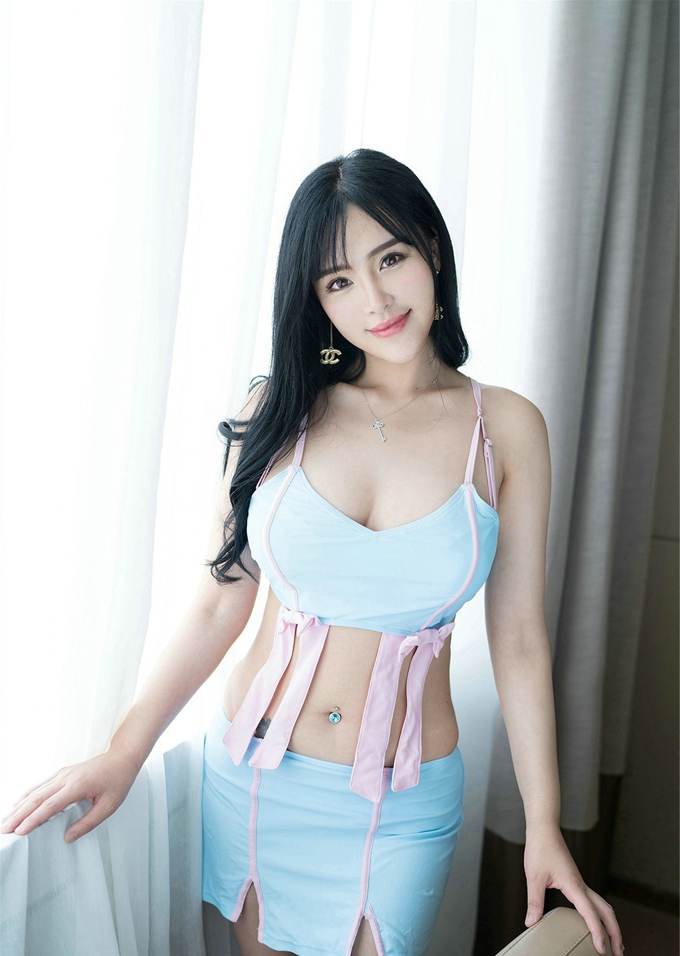 迷人嫩模刘钰儿性感美乳翘臀美腿娇嫩白皙丰姿写真