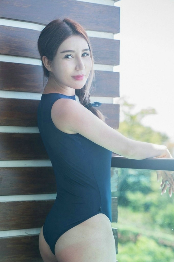 前凸后翘美女蓝色连体衣大胆户外火辣销魂诱人写真