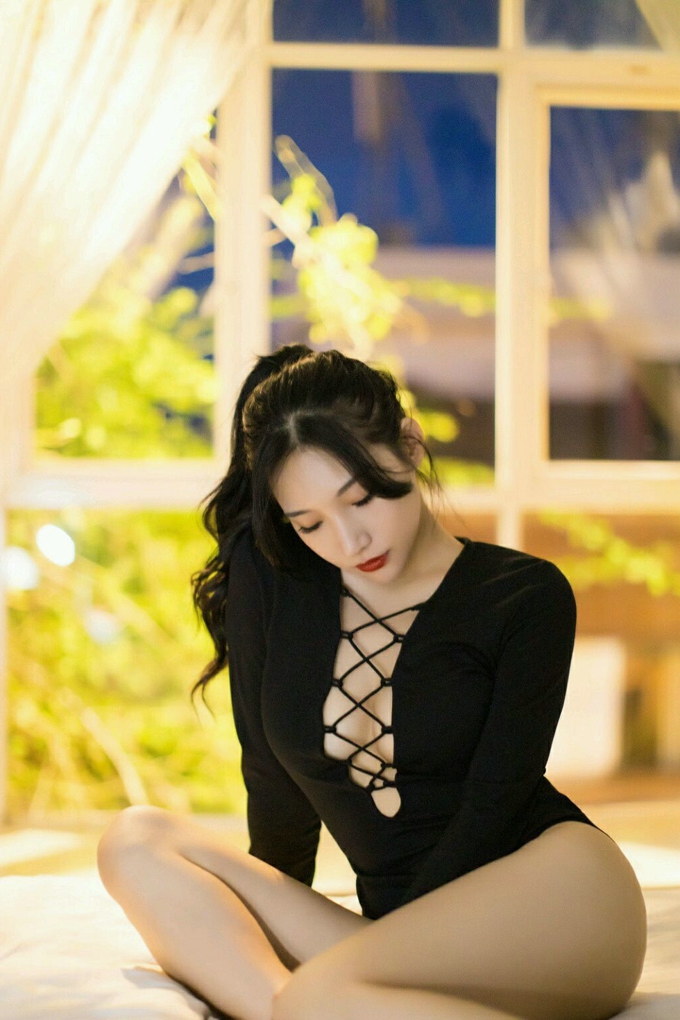 小狐狸Sica开胸衣性感美乳白嫩写真