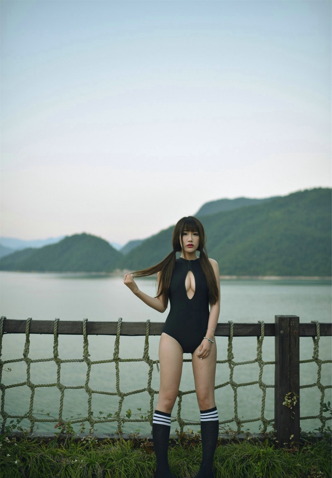 完美身材女神朱若慕连体黑色比基尼镂空爆乳性感写真