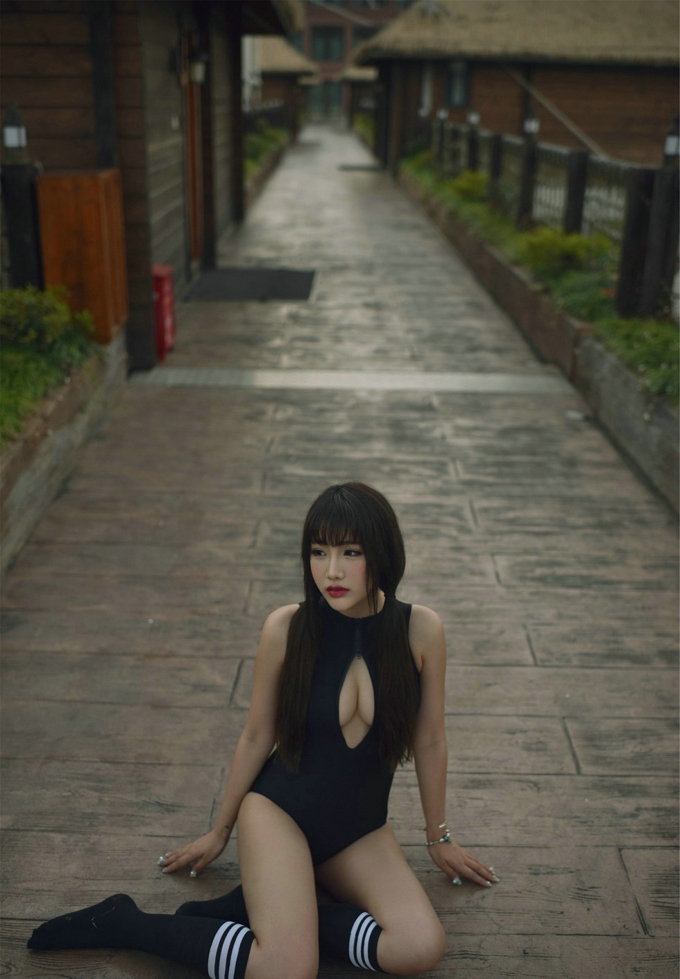 完美身材女神朱若慕连体黑色比基尼镂空爆乳性感写真