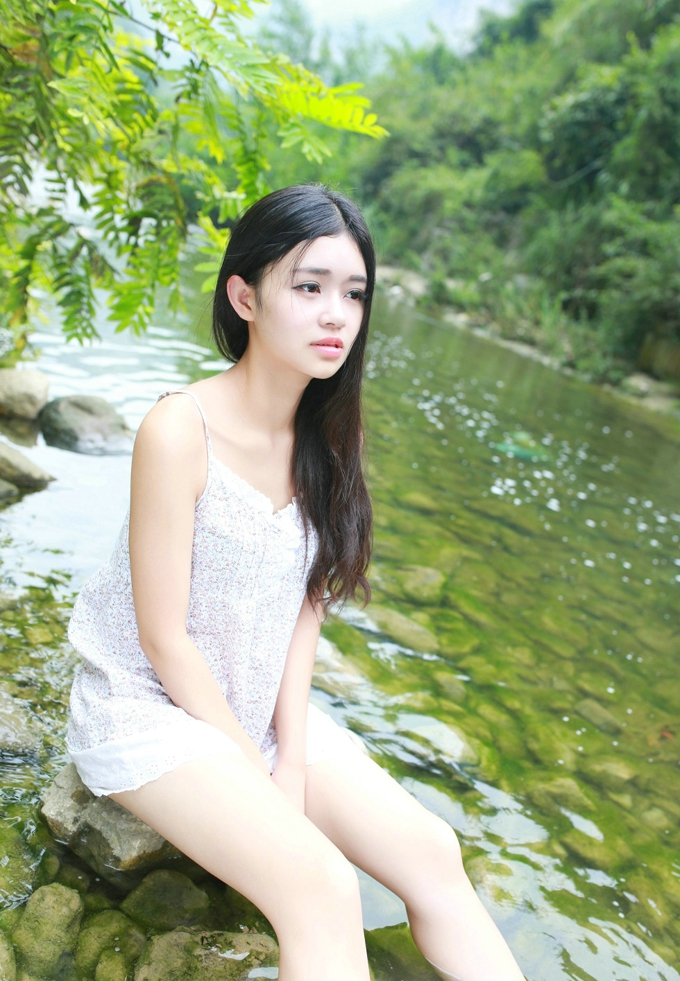 可爱小萝莉果味包子吊带清纯诱人性感美腿白嫩肌肤写真
