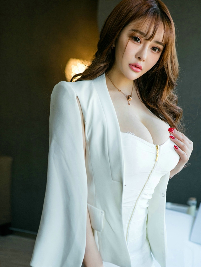 嫩模金baby居家粉红蕾丝内衣秀傲人美乳丰满翘臀诱惑写真