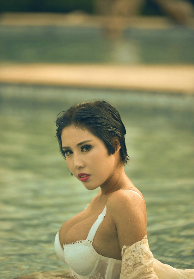 白色蕾丝内衣湿身透视诱惑迷人性感女神娜依灵儿迷人写真