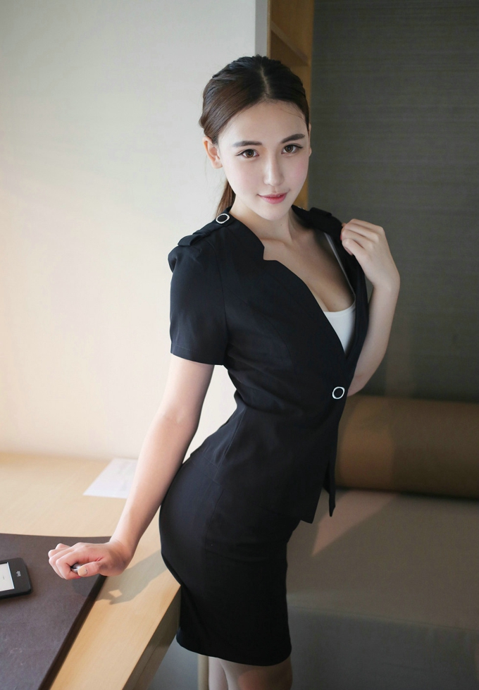 嫩模熊吖BOBO黑色教师制服吊带丝袜性感迷人写真