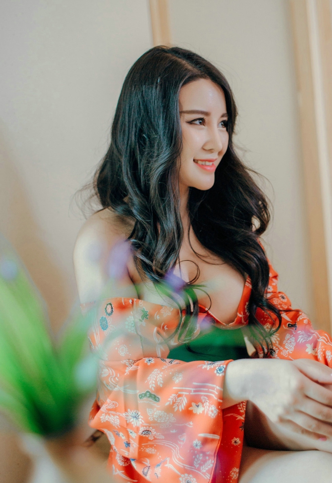 妖艳魅惑勾魂女神Sukki红色睡袍露巨乳大胸性感养眼写真