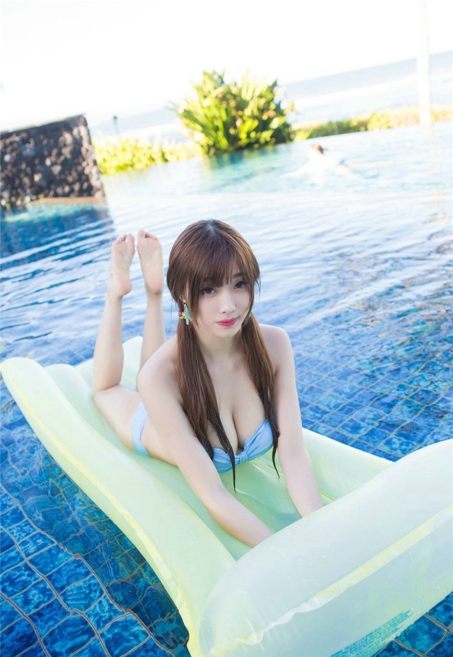 清纯性感甜美女人sugar小甜心CC旅拍泳池大胸娇媚妖娆诱惑写真
