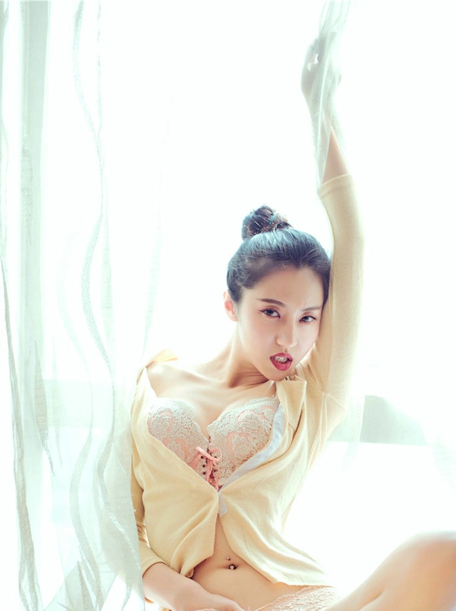 长腿大胸美女大熙蕾丝内衣私房性感勾魂高清图片写真