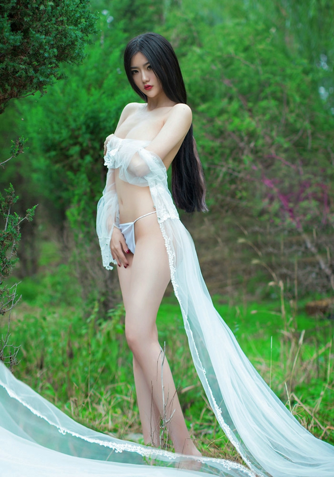 性感娇艳慧质美女金子熙手遮美胸秀美姿诱惑妖娆户外写真