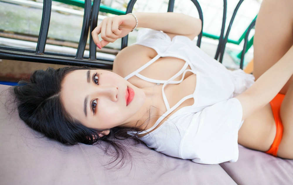 性感模特林恩芝泳池诱惑比基尼美腿白皙肌肤 诱人写真