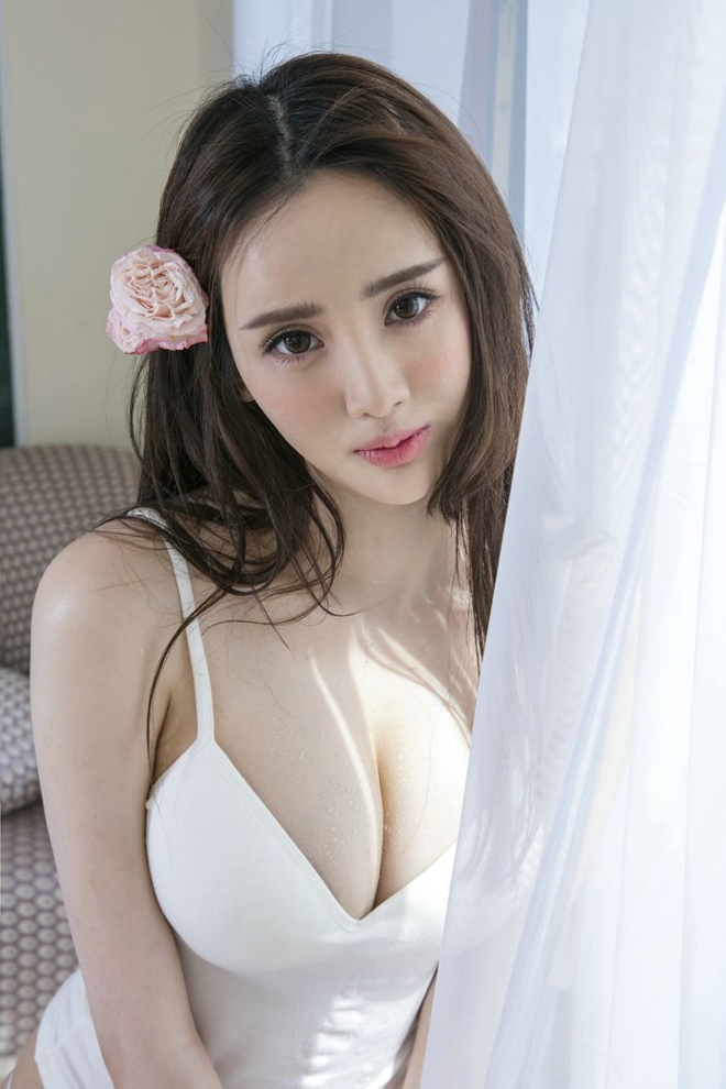 娇嫩性感伶俐温婉嫩模于思琪花瓣乳贴大胆娇艳妩媚妖娆私房写真