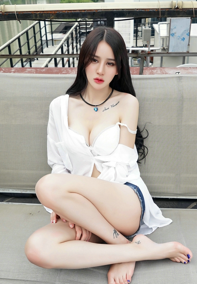 清纯诱惑Cheryl青树白衬衫露大胸妖娆妩媚养眼私房写真