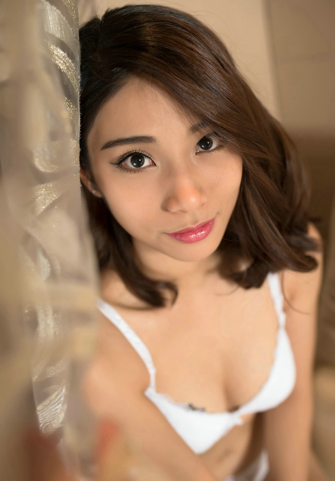嫩模Lee小棠性感内衣秀纹身美乳诱惑红唇迷人写真