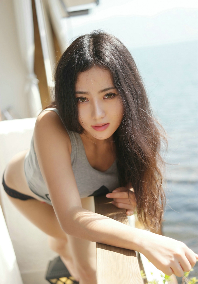 嫩模Manuela玛鲁娜丁字裤撩人姿势诱惑美臀写真