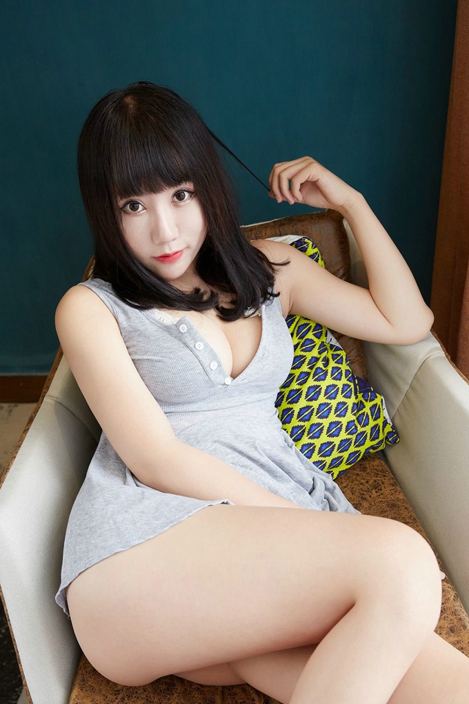 气质嫩模雪碧诱惑迷人居家私房美腿翘臀巨乳童颜写真