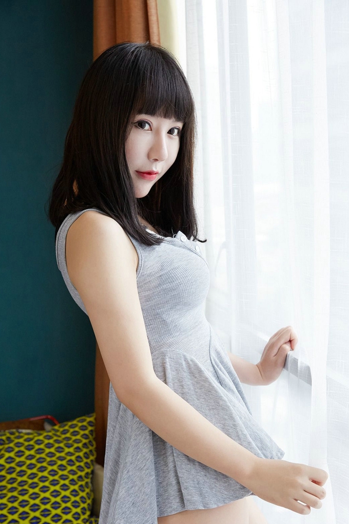 气质嫩模雪碧诱惑迷人居家私房美腿翘臀巨乳童颜写真