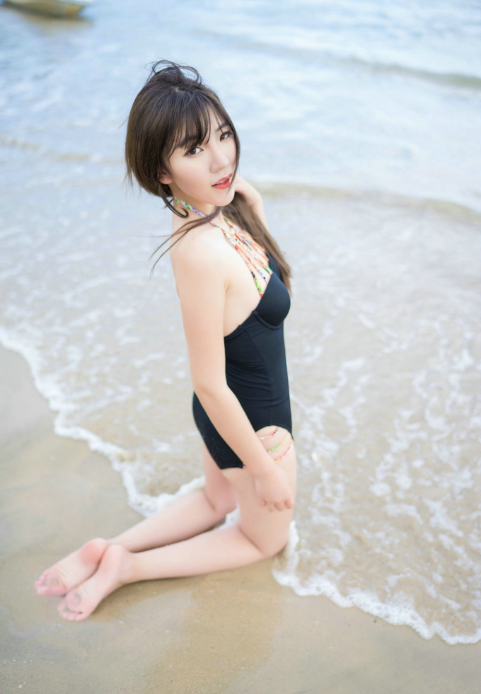 气质佳丽冷不丁性感海边风情写真