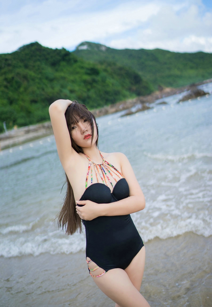 气质佳丽冷不丁性感海边风情写真