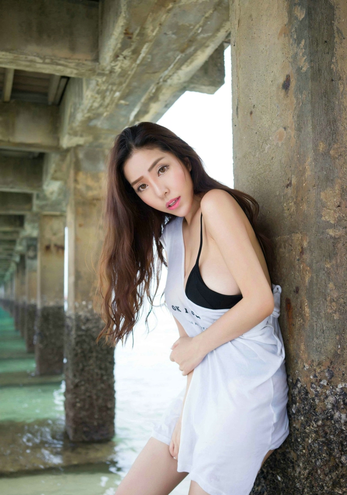 陈欣海边巨乳少妇白皙肌肤写真