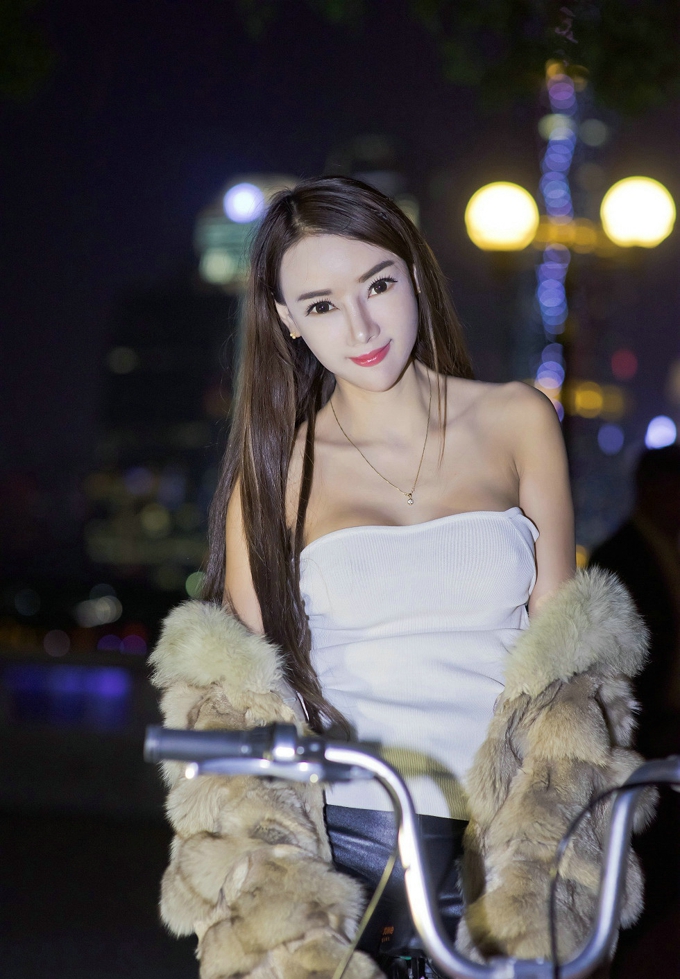 气质嫩模婕西儿jessie性感肚兜居家大床诱惑迷人户外美肩写真