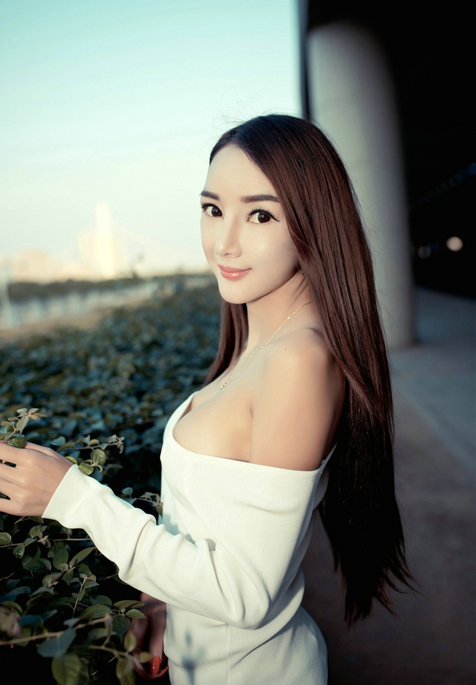 气质嫩模婕西儿jessie性感肚兜居家大床诱惑迷人户外美肩写真