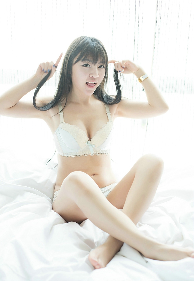 甜美清纯诱人美女Selina_王玥晨居家私房内衣大胸翘臀写真