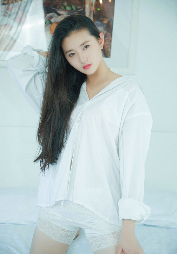 气质清纯美女画画sugar居家纯白衬衣白色蕾丝内裤诱惑翘臀写真