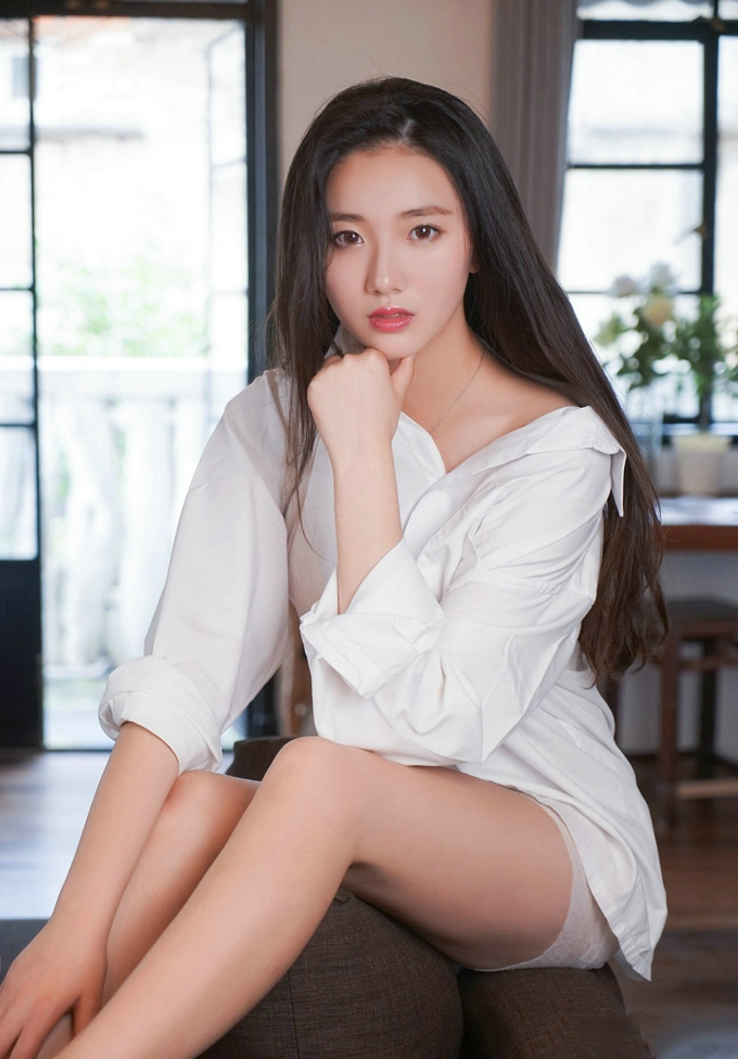 气质清纯美女画画sugar居家纯白衬衣白色蕾丝内裤诱惑翘臀写真