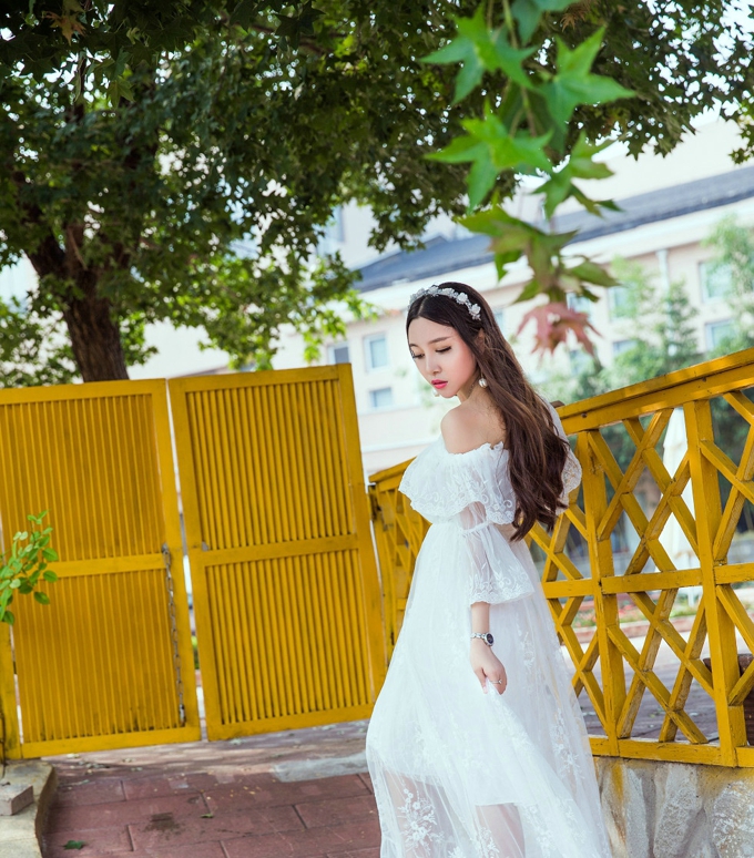 清纯美女李梓熙花仙子白纱裙撩裙秀白色蕾丝内裤诱惑写真